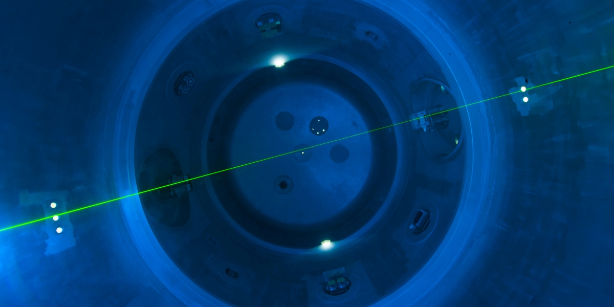 View of the AIDA cloud chamber from above. The image is divided in two by a green light beam. 