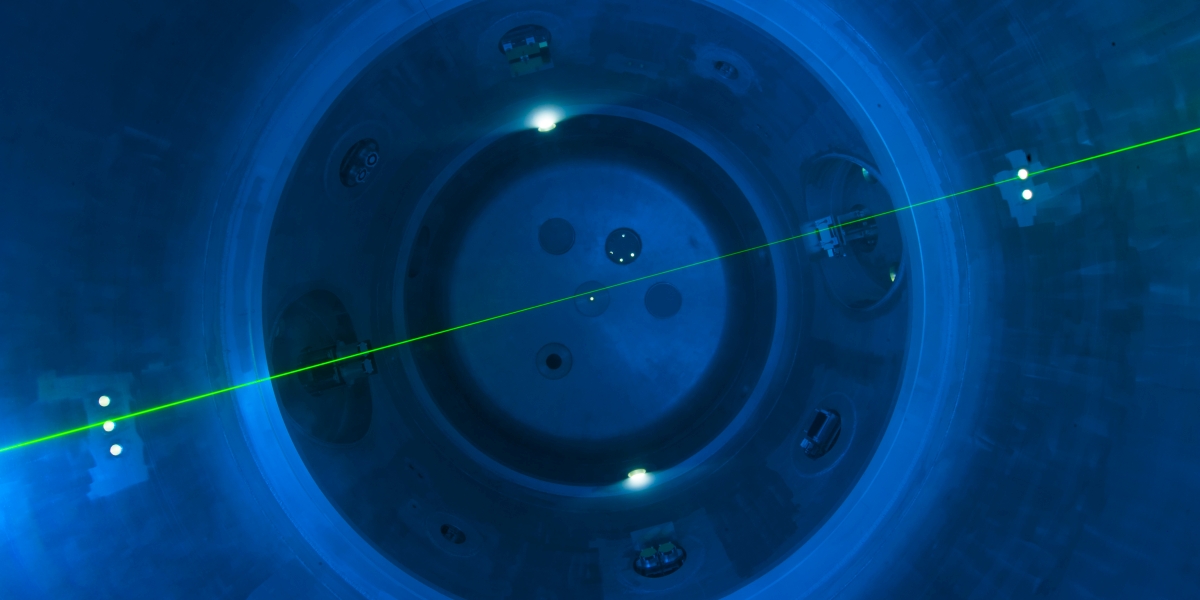 View of the AIDA cloud chamber from above. The image is divided in two by a green light beam.