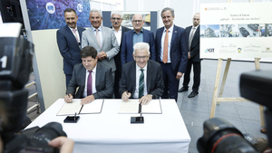 Minister President Winfried Kretschmann (r.) and Thomas Hirth, Vice President of the KIT, sign the LoI on reFuels. Photo: (c) e-mobil BW / Studio KD Busch