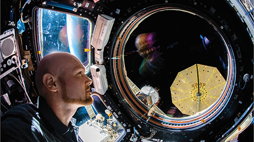 Ehrendoktor der KIT-Fakultäten für Physik und für Bauingenieur-, Geo- und Um-weltwissenschaften: ESA-Astronaut Alexander Gerst (Foto: ESA/NASA)