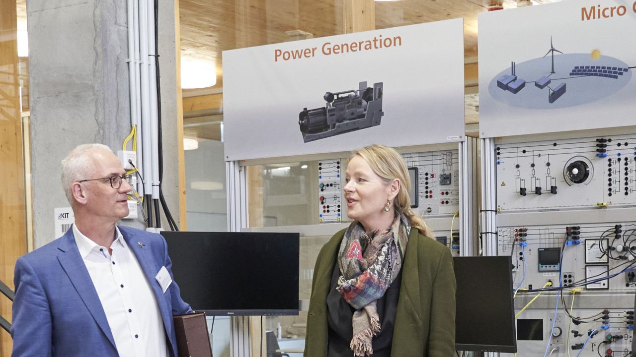 Bereichsleiter Joachim Knebel (links) und Landesministerin Thekla Walker (rechts) am EnergyLab