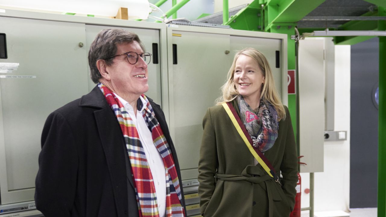 Vizepräsident Thomas Hirth (links) und Landesministerin Thekla Walker (rechts) in der Wolkenkammer AIDA