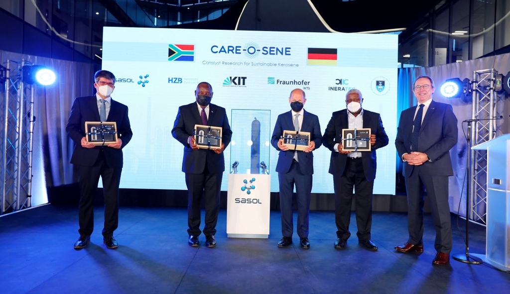 Der südafrikanische Präsident Cyril Ramaphosa (Mitte links) und Bundeskanzler Olaf Scholz (Mitte rechts) bei der Auftaktveranstaltung von CARE-O-SENE in Johannesburg. (Foto: Sasol) 