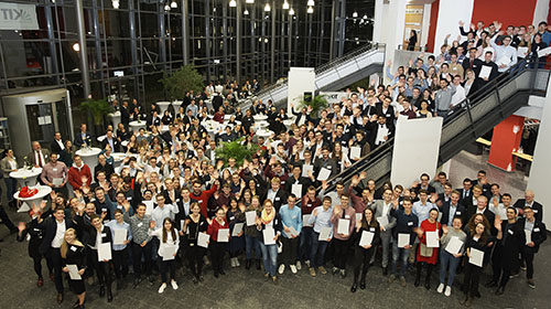 Stipendiatinnen und Stipendiaten bei der Feier im Audimax (Foto: Andreas Drollinger, KIT)