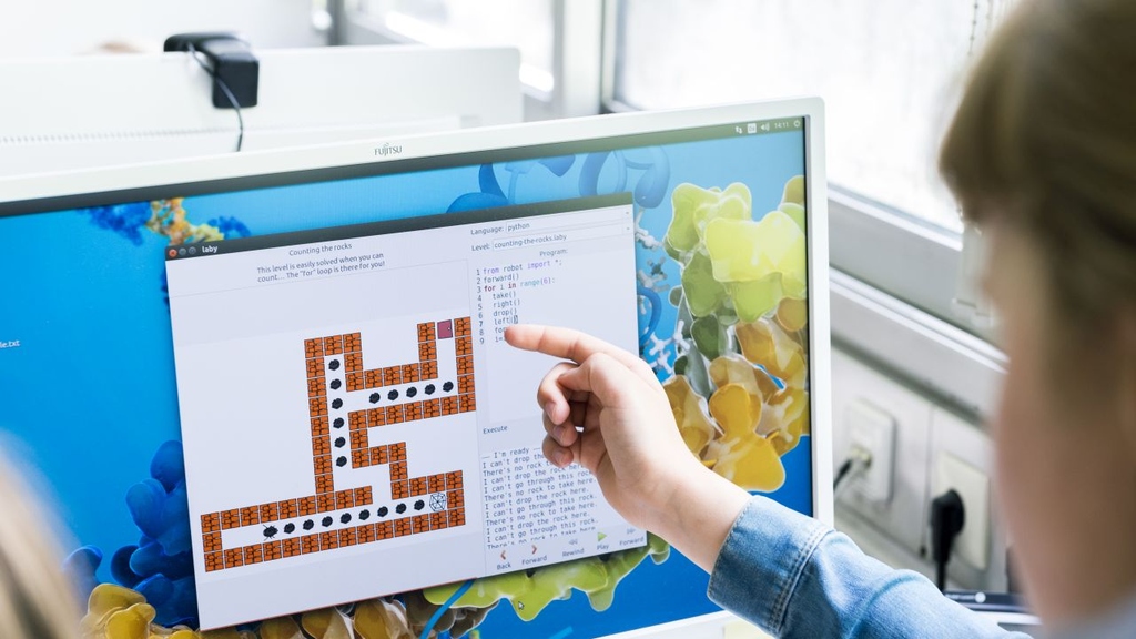 KIT and Heidelberg University researchers work together to develop a model that schools can use in the transition to a hybrid learning environment. (Photo: Cynthia Ruf, KIT)