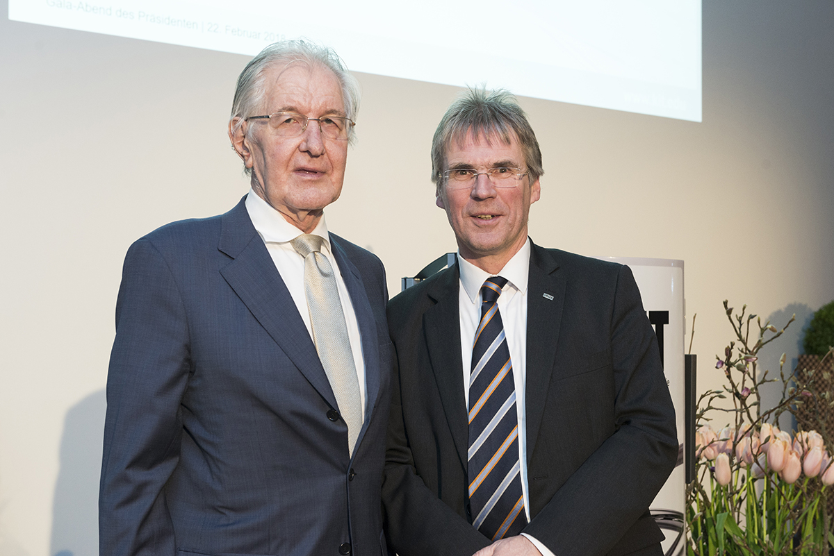 Rainer Blickle, SEW-Eurodrive, und Holger Hanselka, Präsident des KIT (Foto: Laila Tkotz, KIT)