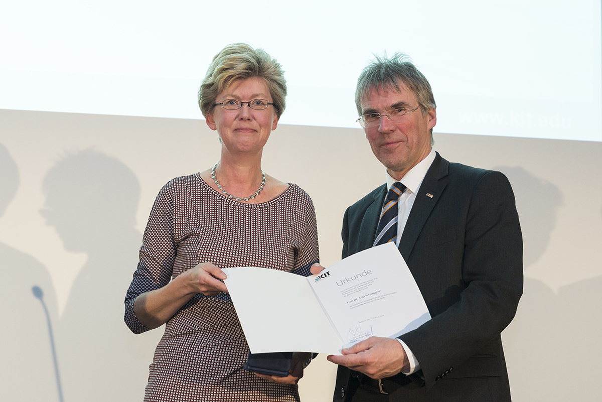 Anja Schümann, Vorstandsvorsitzende der Reinhard Frank-Stiftung, und Holger Hanselka, Präsident des KIT (Foto: Laila Tkotz, KIT)