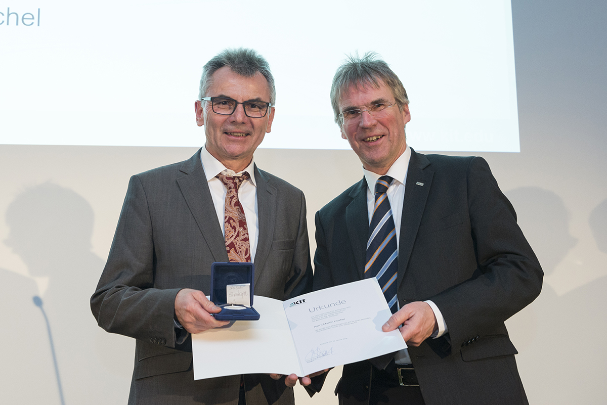 Martin Litschel, Vector Stiftung, und Holger Hanselka, Präsident des KIT (Foto: Laila Tkotz, KIT)
