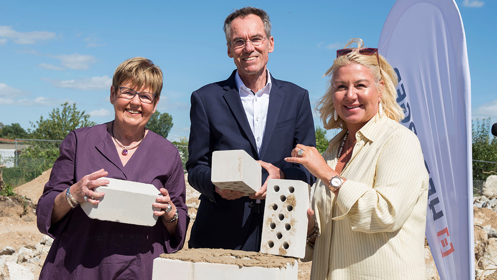 Ingrid Schroff, Olaf Dössel und Susanne Schroff bei der Grundsteinlegung für das Schroff Kolleg