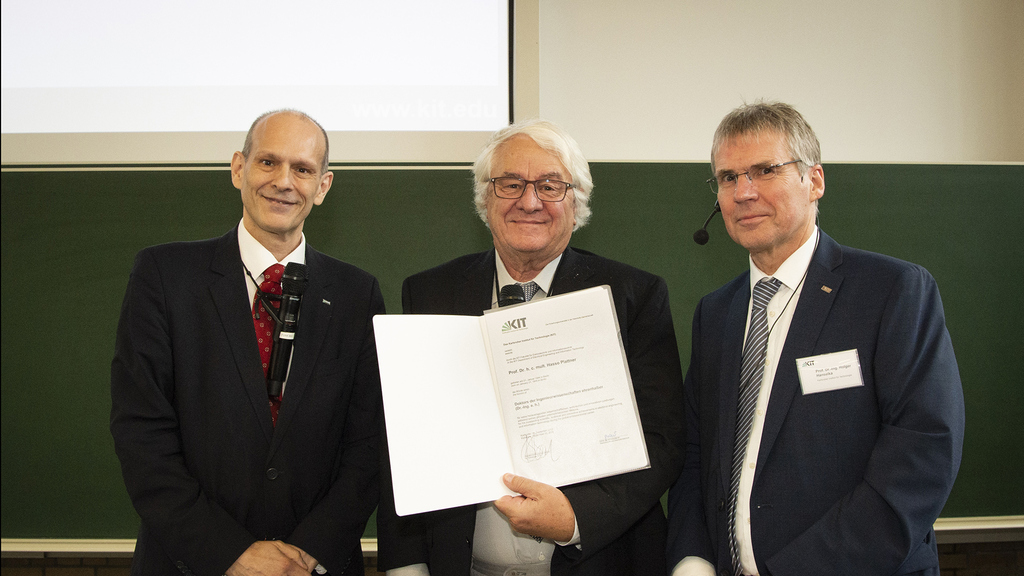 Professor Fernando Puente León, Professor Hasso Plattner und Professor Holger Hanselka bei der Urkundenübergabe (Foto: Markus Breig, KIT)