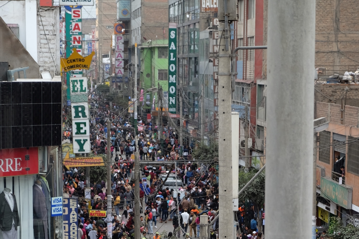 Pedestrian zone in Lima: Many people pushing their way through the crowds.