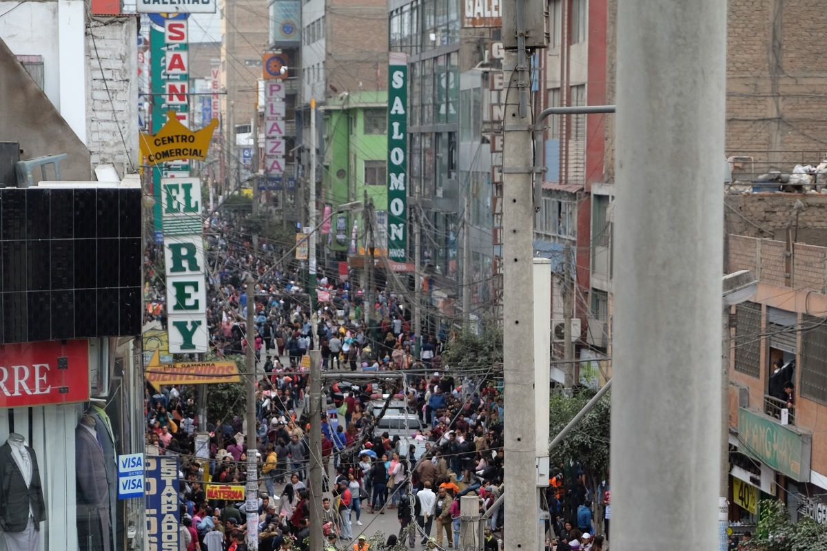 Alena Fernandes de Freitas Pedestrian zone in Lima: Many people pushing their way through the crowds.