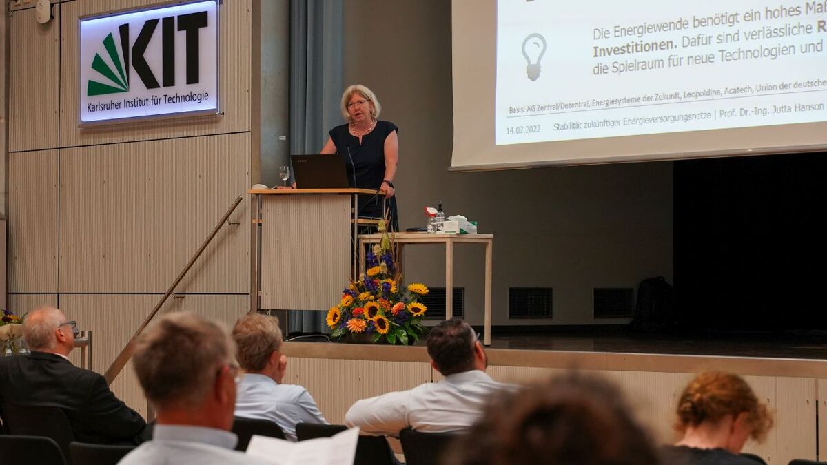 Jutta Hanson beim Vortrag auf der Jahrestagung des KIT-Zentrums Energie 