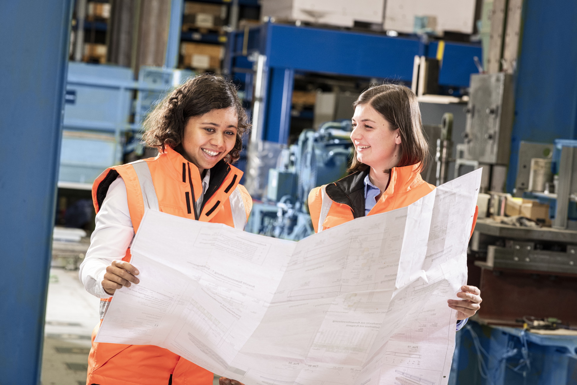 Zwei junge Bauingenieurinnen am KIT