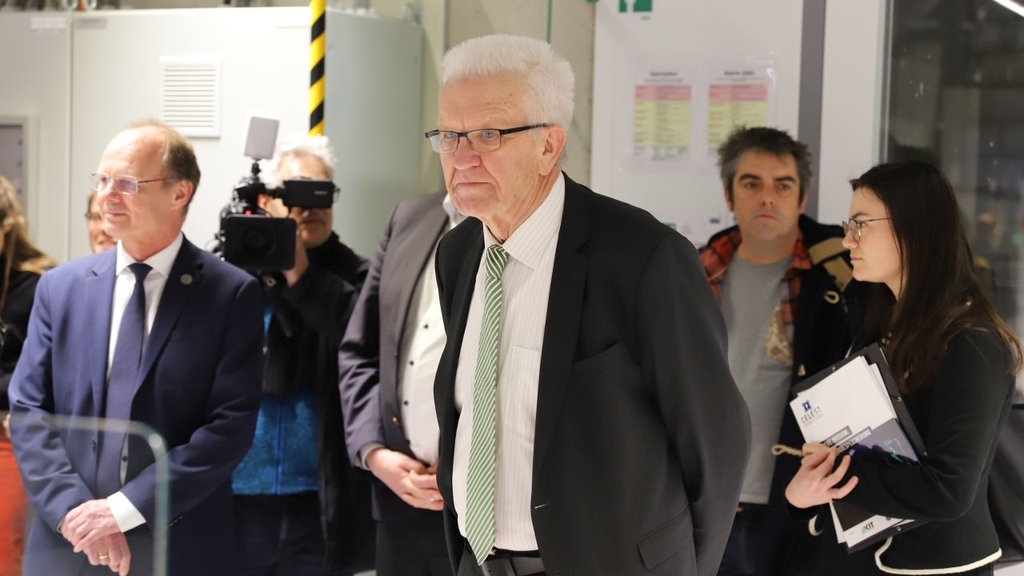 Winfried Kretschmann zu Besuch beim Exzellenzcluster POLiS