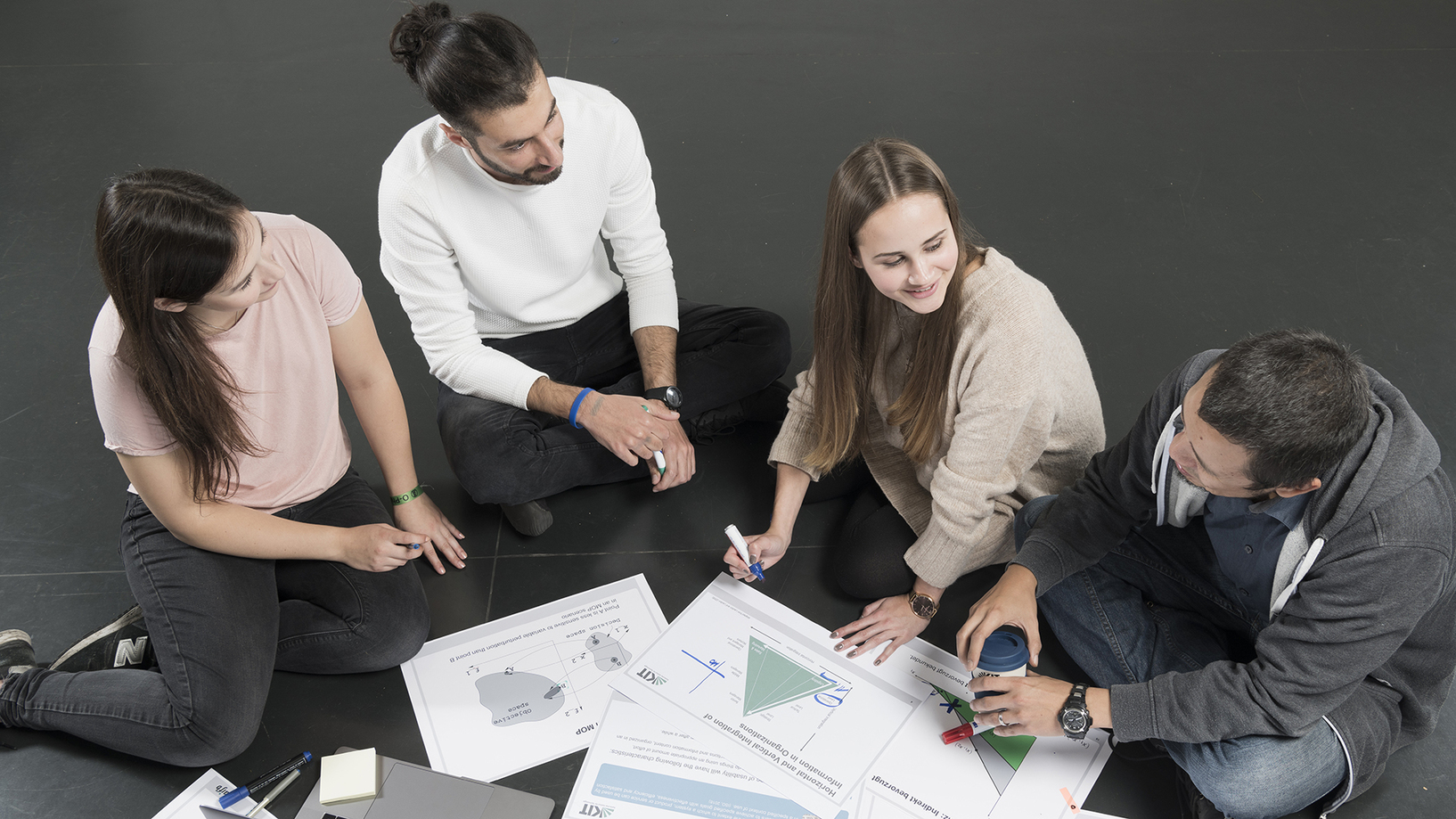 Studentinnen und Studenten beim gemeinsamen Lernen