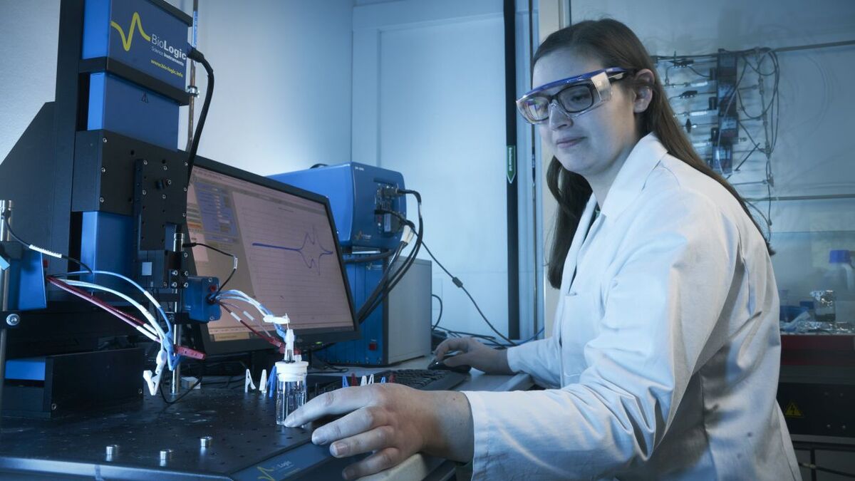 Wissenschaftlerin, die am Messaufbau zur selektiven Extraktion von Li-ionen aus Salzlösungen arbeitet