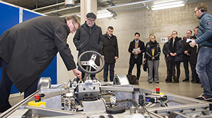 Transport Minister Winfried Hermann (2nd from the left) at the Institute of Vehicle System Technology of KIT (Photo: Amadeus Bramsiepe, KIT)