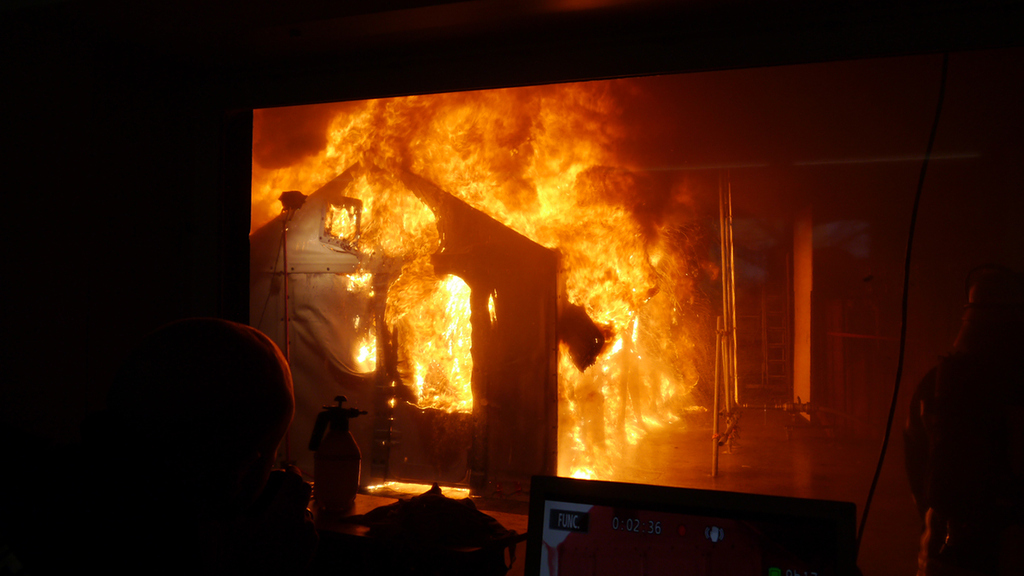 Full fire after 70 seconds: The Karlsruhe real fire tests revealed striking safety deficiencies in emergency accommodation. (Picture: FFB, KIT) 