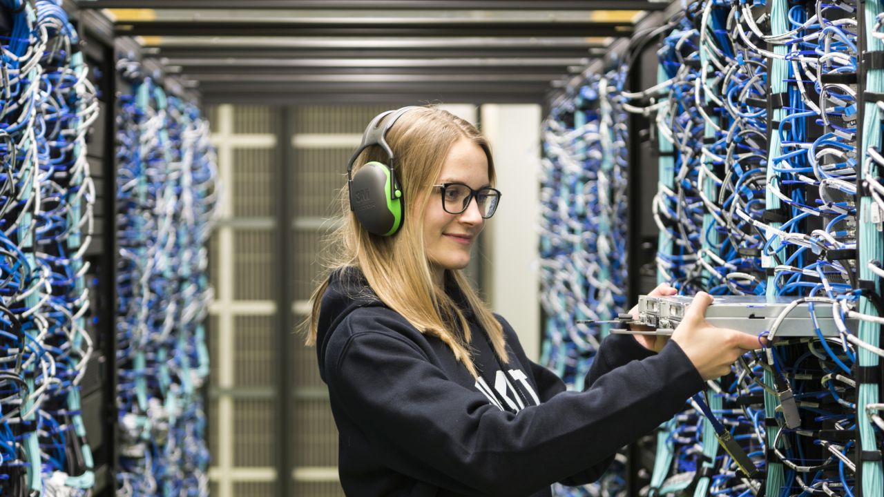 Eine junge Frau, die am Forschungshochleistungsrechner des KIT arbeitet