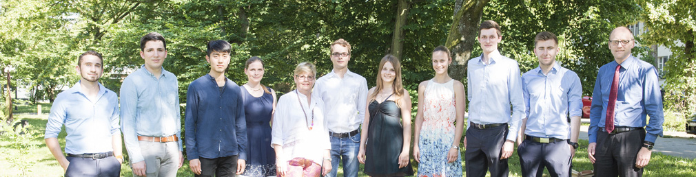 Vorsitzende der Gunther-Schroff-Stiftung Ingrid Schroff, Vizepräsident des KIT Alexander Wanner mit den Stipendiaten des KIT.