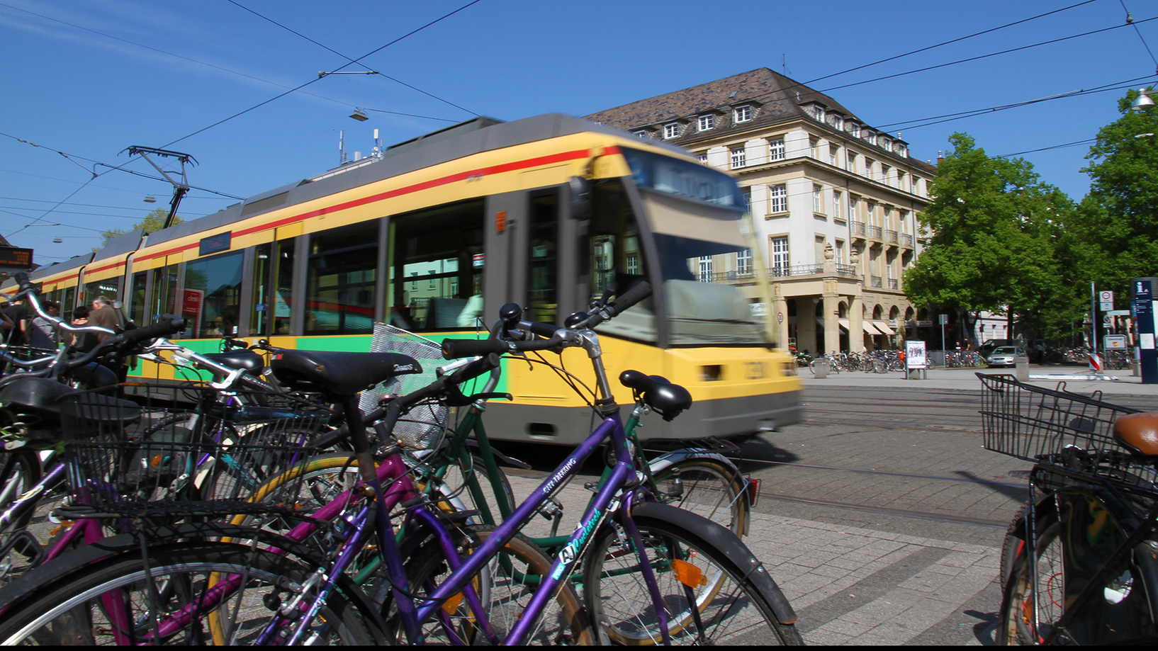 Parkende Fahrräder vor einer Straßenbahn 