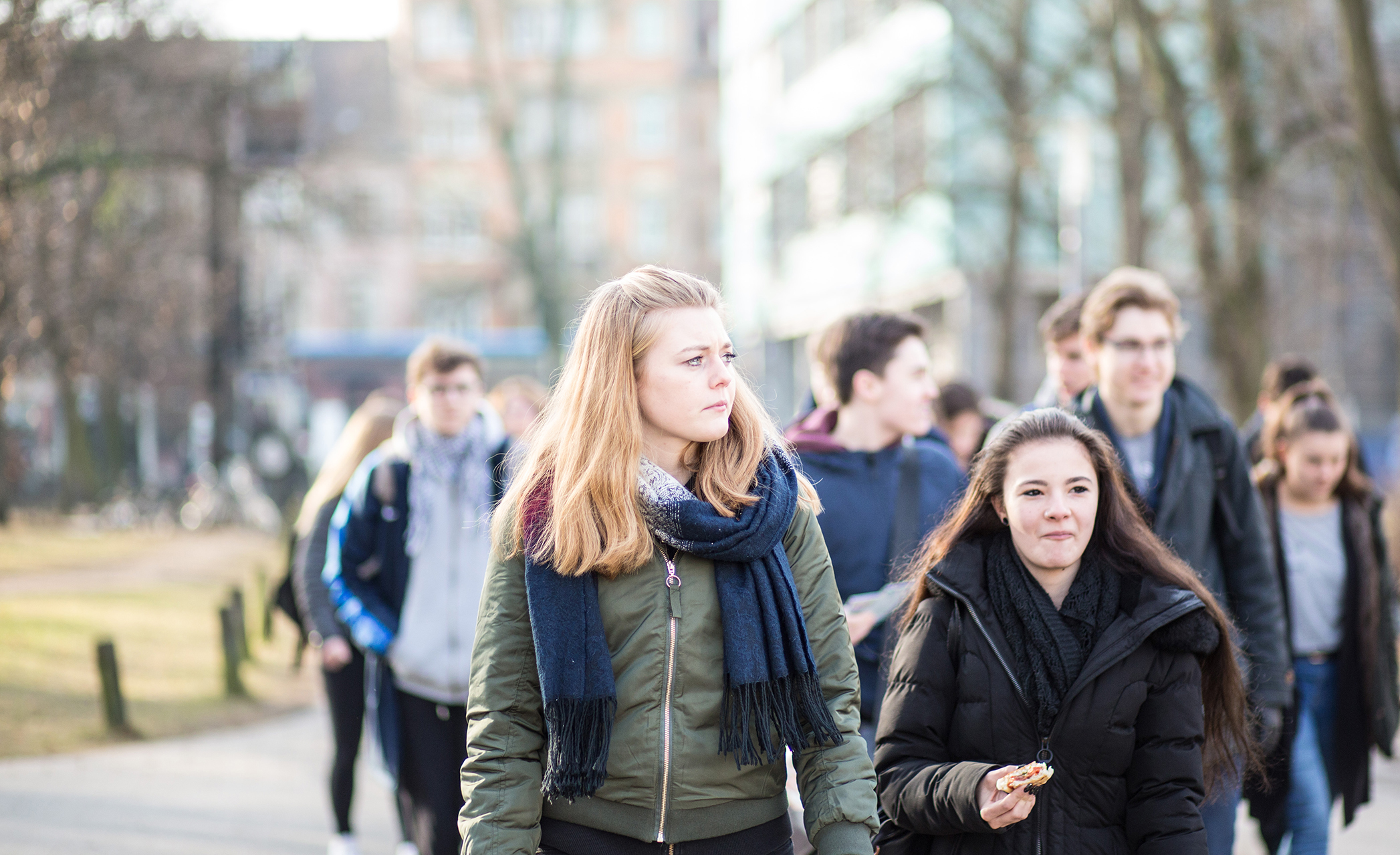 Schüler und Studierende auf dem Campus des KIT