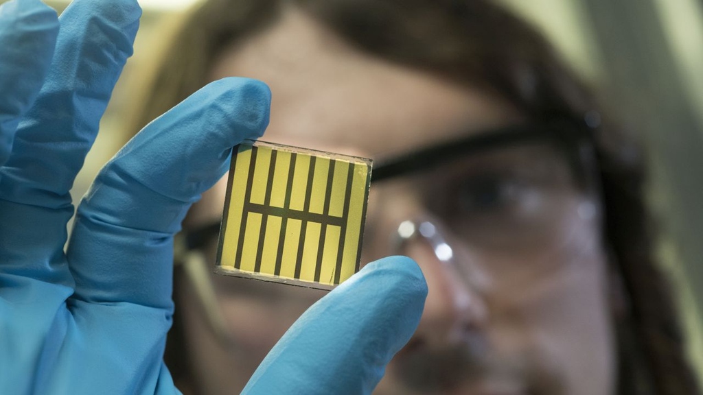 Neue Materialkombination für Perowskit-Solarzellen erhöht Wirkungsgrad