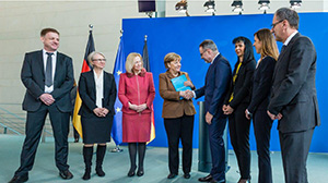 Übergabe des Jahresgutachtens der Expertenkommission Forschung und Innovation an Bundeskanzlerin Angela Merkel (Foto: Svea Pietschmann)