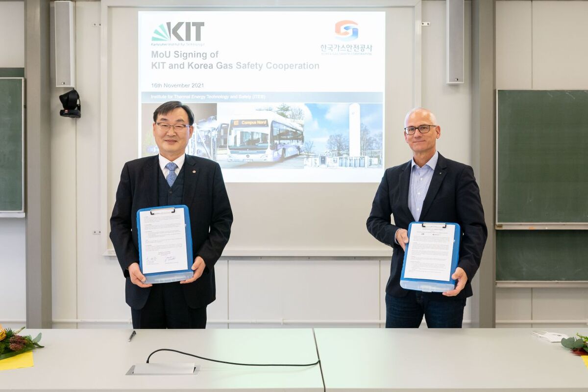 Lim Haejong (links) und Joachim Knebel zeigen das unterschriebene Memorandum of Understanding zur Wasserstoffforschung