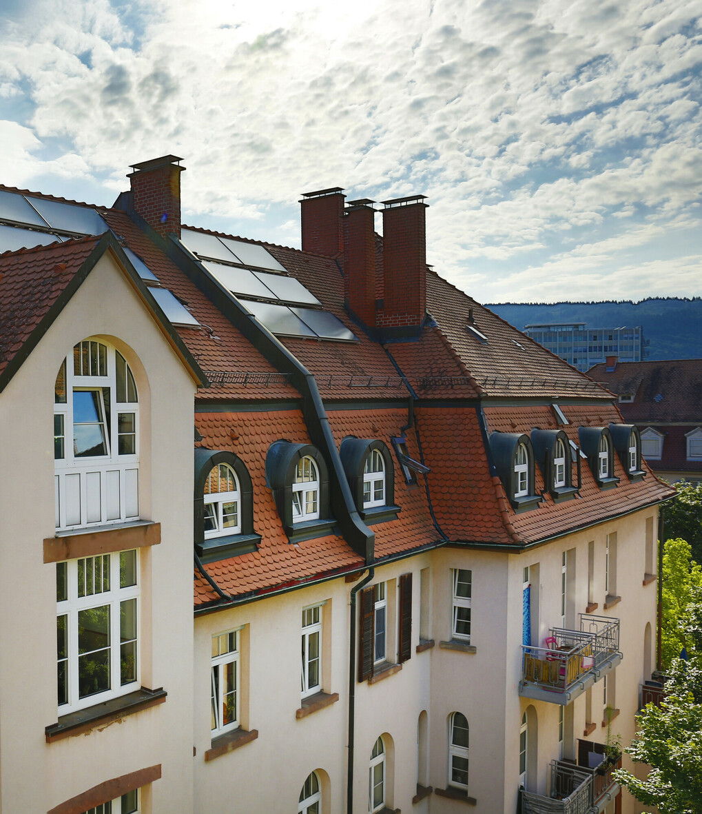 Solarmodule auf dem Dach eines Mehrfamilienhauses