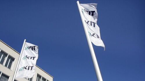 Im Wind flatternde KIT-Flaggen vor der Bibliothek am Campus Süd des KIT