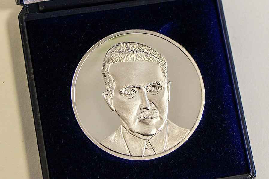 Foto der Medaille des Mazing Memorial Prize