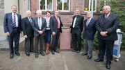 Ehrengäste der Verleihung des IEEE Milestone für Otto Lehmann vor der enthüllten Gedenktafel Ehrengäste der Verleihung des IEEE Milestone für Otto Lehmann vor der enthüllten Gedenktafel