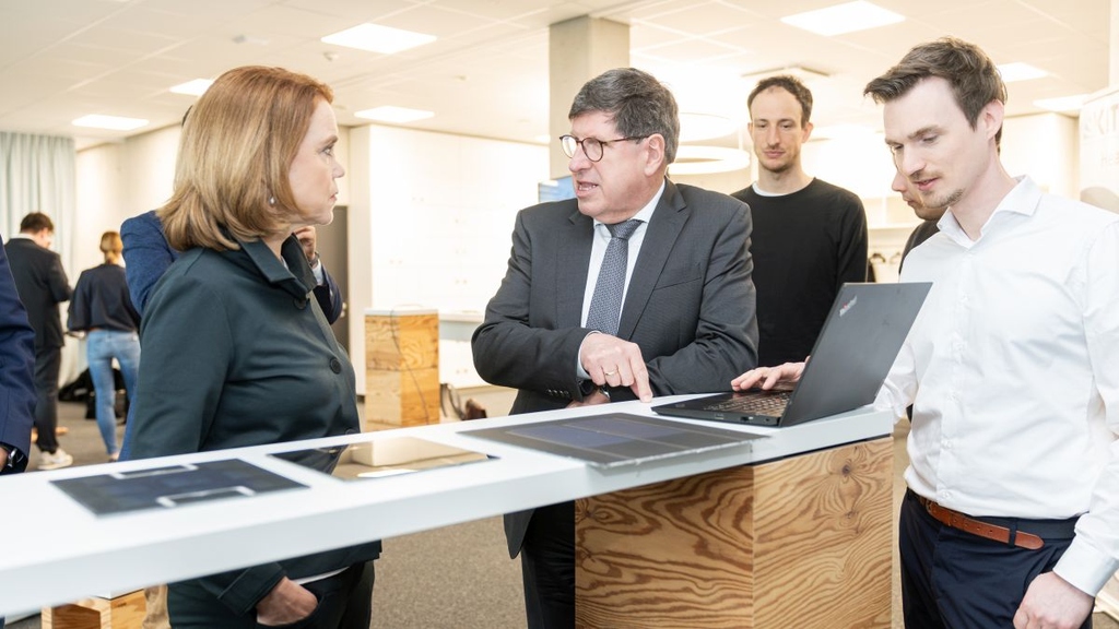 Bei ihrem Besuch kam die Wissenschaftsministerin mit jungen Forschenden ins Gespräch. 