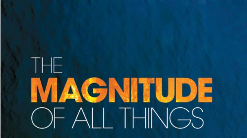 Filmtitel "The Magnitude of All Things" vor blauem Hintergrund.