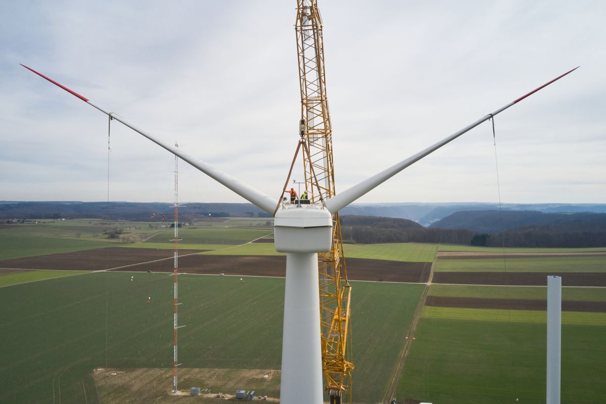 Aufbau eines Windrads am Windenergietestfeld WINSENT auf der Schwäbischen Alb.