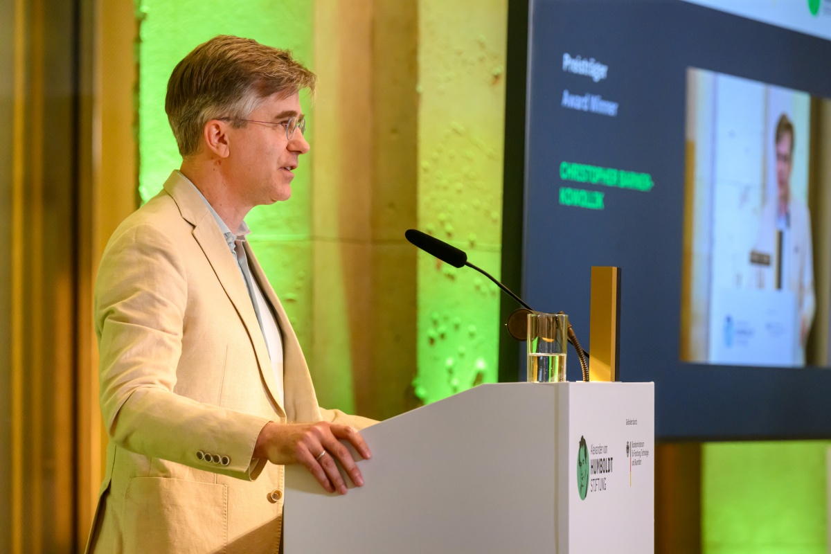Christopher Barner-Kowollik hält eine Dankesrede bei der Verleihung der Humboldt-Professur.