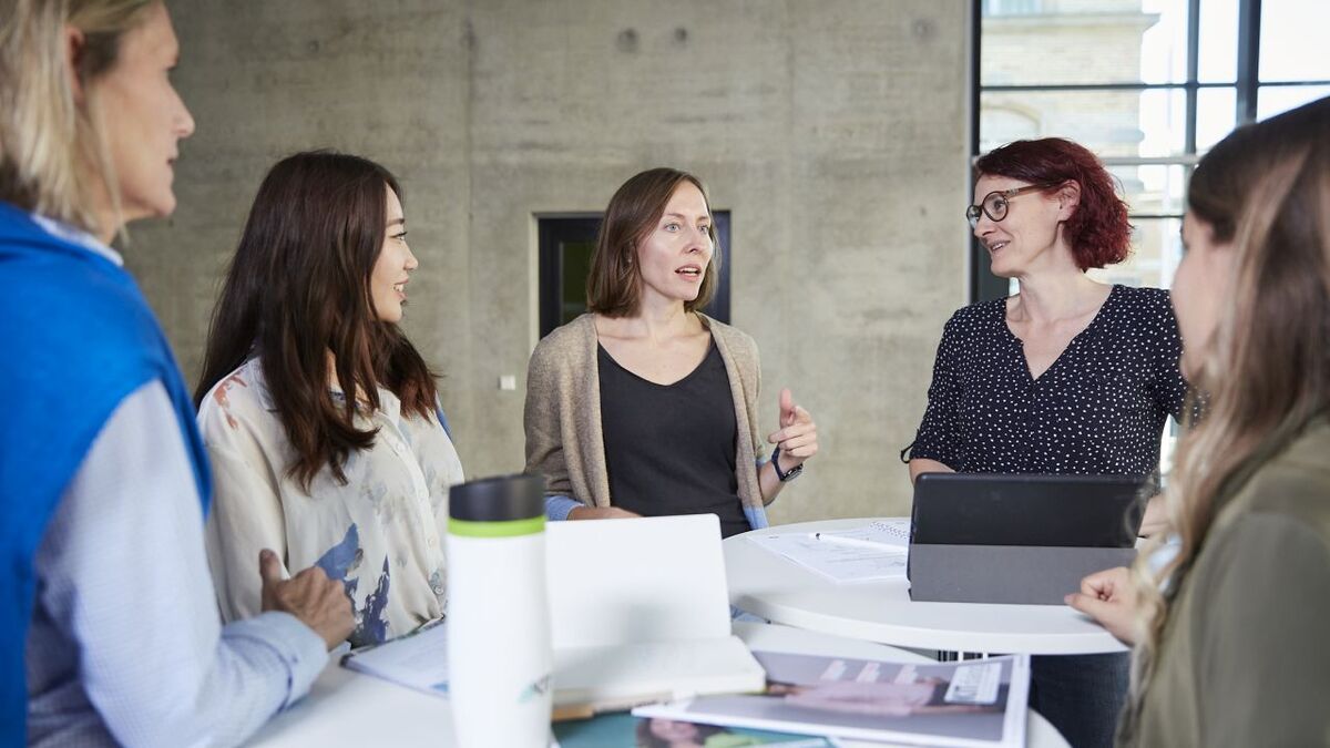 Eine Gruppe Frauen in einer Besprechungssituation