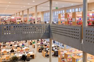 Entdeckungstour durch die 24-Stunden-Bibliothek: an den Studieninformationstagen „Uni für Einsteiger“ (Foto: Harry Marx) 