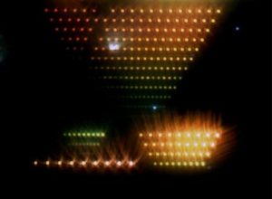 Nano dipole antennas under the microscope: The colors reflect the different trans-mission frequencies. (Photo by: LTI).