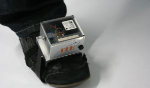Als „dreidimensionaler Schrittmesser“ registriert der Fußsensor alle Bewegungen  im Raum
