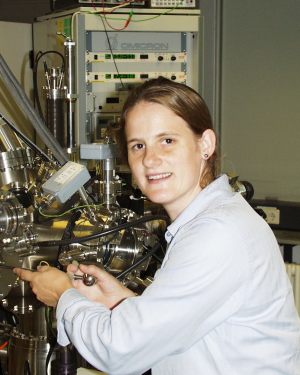 Research into nanocontacts for quicker computer chips: KIT scientist Regina Hoffmann. (Photo by: Lars Behrens)