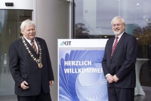 Die Doppelspitze des KIT, Professor Horst Hippler und Professor Eberhard Umbach (v.l.n.r.), begrüßt zur Akadademischen Jahresfeier.