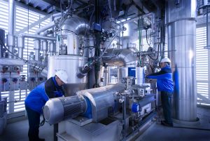 Der Reaktor zur Herstellung von bioliqSynCrude® am KIT-Campus Nord - die erste Stufe im bioliq®-Verfahren. (Foto: Markus Breig)