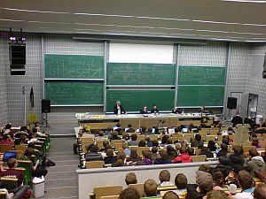 Kommissarischer Bereichsvorstand für Lehre Prof. Jürgen Becker im besetzten Hörsaal  (Foto: Michael Kaufmann)