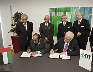 Bei der Vertragsunterzeichnung: Seine Hoheit Scheich Dr. Sultan Bin Mohammed Al-Qassimi und Professor Eberhard  Umbach/KIT-Präsident (sitzend)