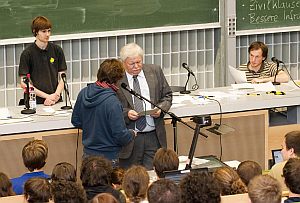 Studierende des KIT übergeben ihren Forderungskatalog an Präsident Horst Hippler