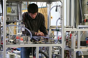 Construction of equipment at the JointLab IP3: Transfer of nanoparticles into the liquid phase. (Photo by: Gabi Zachmann)