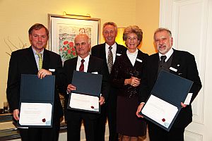 Feierliche Übergabe der Auszeichnungen: Hans-Werner und Josephine Hector (Mitte) mit den neu ernannten Fellows (von links:) Professor Manfred Kappes, Professor Franz Nestmann, beide KIT, und Professor Thomas Elbert, Universität Konstanz. (Foto: vitapublic